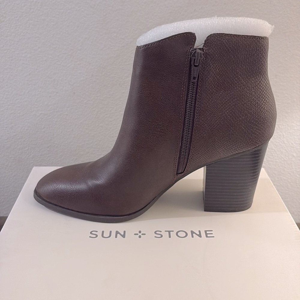 NIB [Sun + Stone] Graceyy Dark Brown Smooth Faux Leather Block Heel Booties - Picture 5 of 16